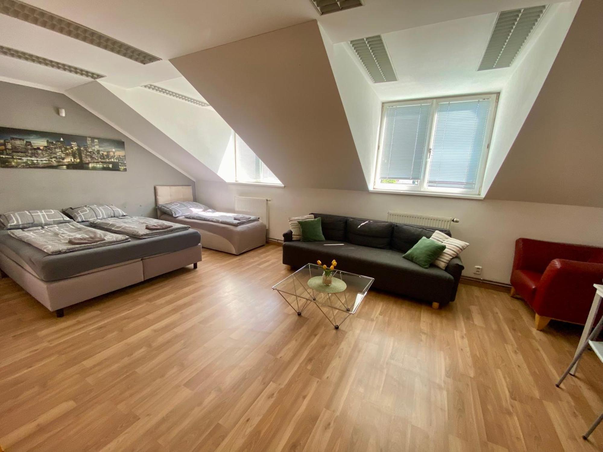 3-Bedroom Apartment In Rajhrad, With Kitchen, 2 Bathrooms, Parking Εξωτερικό φωτογραφία